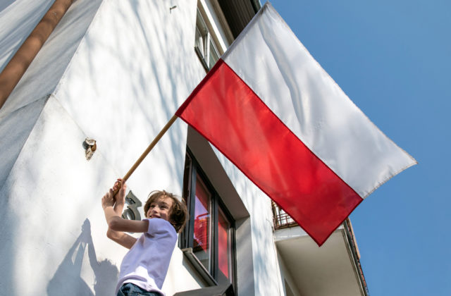 Poľská vládna strana môže mať na krku škandál, konzuláty krajiny vraj vydávali státisíce pracovných víz za úplatky