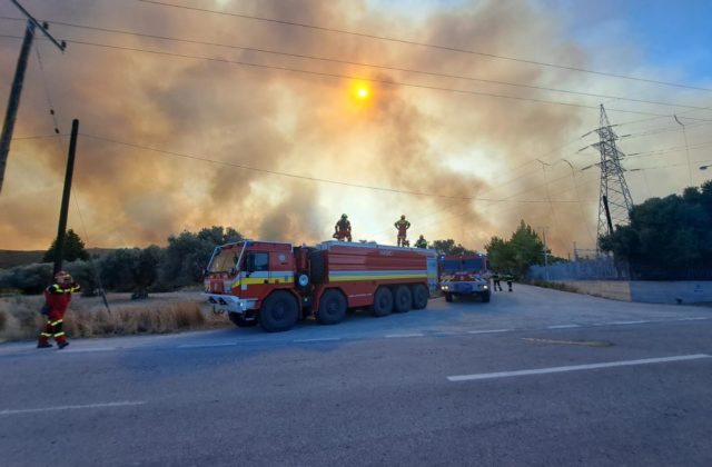Slovenskí hasiči naďalej pomáhajú na ostrove Rodos, prácu im komplikuje intenzívny vietor (foto)