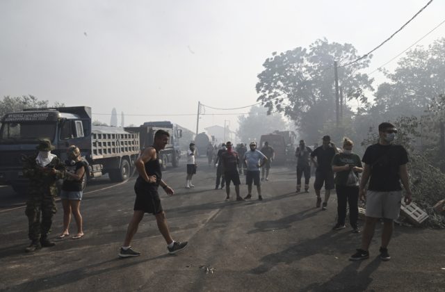 Lesné požiare v Grécku spôsobili obrovské výbuchy v sklade munície, ľudí museli evakuovať (foto)