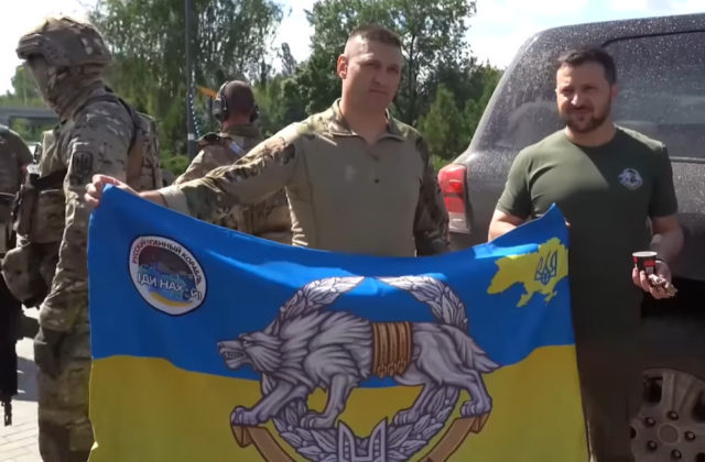 Zelenskyj prišiel na frontovú líniu pri Bachmute, vojenské operácie opísal ako naozaj hrdinské