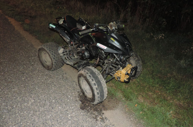 Jazda troch mladistvých na štvorkolke sa skončila nehodou, po zrážke s autom sa viackrát prevrátili