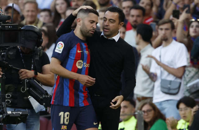 FC Barcelona má finančné problémy, tréner Hernández možno bude mať k dispozícii len 13 hráčov