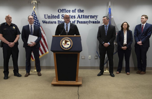 Útočníka zodpovedného za najhorší antisemitský útok v histórii USA odsúdili na trest smrti