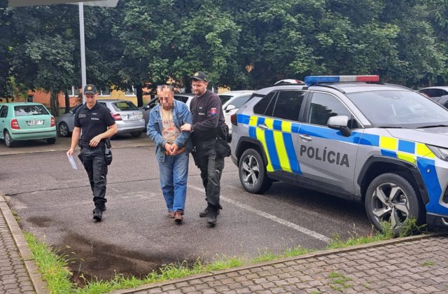 Útočník nasmeroval auto proti susedovi a vytiahol aj kladivo, policajti nasadili kukláčov i vyjednávača