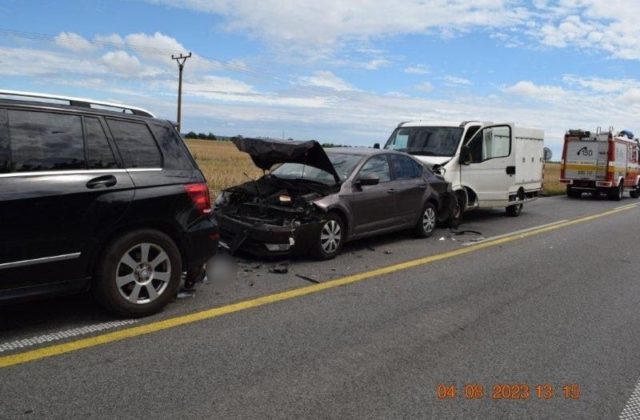 Pri Šoporni vpálila dodávka do štyroch áut, ktoré čakali na semafore (foto)