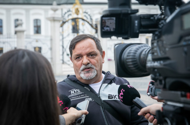 Politické strany si nesmú prihrievať polievočku na úkor chudobných, reagujú Rómovia na Kotlebove billboardy (foto)