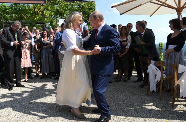 Rakúska exministerka zahraničia sa usadila dočasne v Rusku, strávi tam približne mesiac