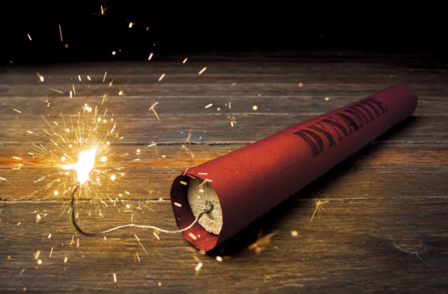 Fín naložil kamarátovi do áut spolu 12 kilogramov dynamitu a polícií tvrdil, že išlo o vtip