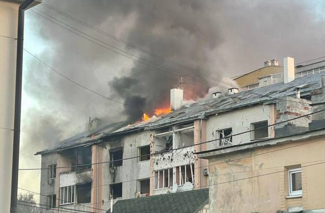 Rusko útočilo raketami na Ľvovskú oblasť, zasiahli obytné domy aj materskú školu (video+foto)
