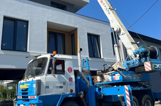 V Hlohovci spadol náklad na žeriavnika, vrtuľníkom ho museli transportovať do nemocnice (foto)