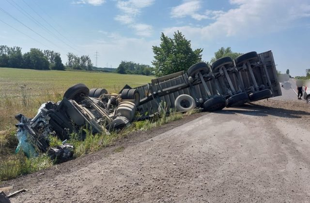 Na diaľnici D2 pri Kútoch sa zrazili štyri vozidlá, pri nehode sa zranilo viacero osôb (foto)