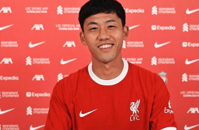 Kapitán Stuttgartu Wataru Endo napriek platnej zmluve prestúpil do FC Liverpool