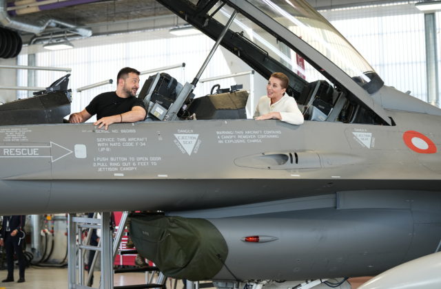 Ukrajinci musia pripraviť na používanie bojových lietadiel F-16 stovky ľudí, výcvik bude trvať minimálne pol roka