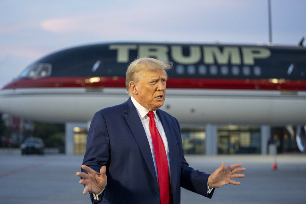 Trump po zatknutí strávil vo väzbe dvadsať minút, prepustený bol na kauciu 