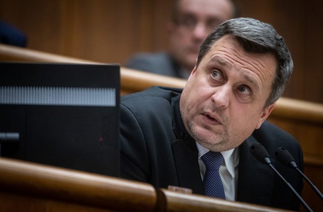 Študentská rada vysokých škôl opätovne apeluje na predsedu SNS Danka, chcú aby sa vzdal titulu