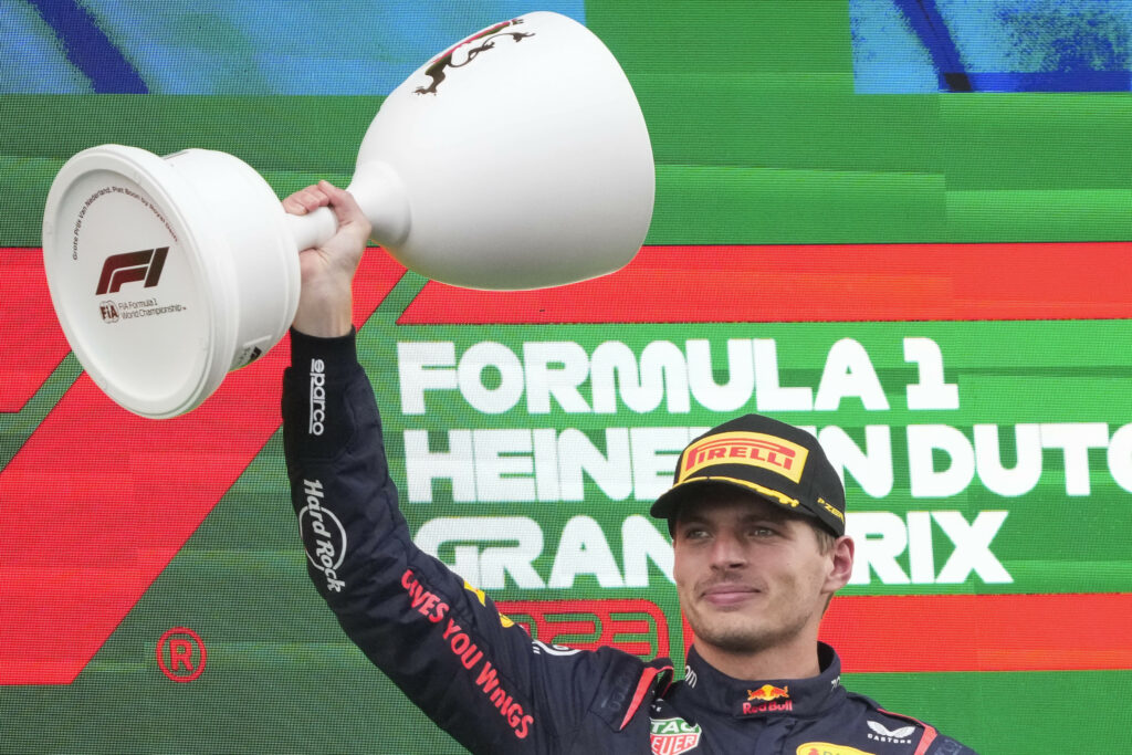 Fantastický Verstappen dosiahol v Zandvoorte deviate víťazstvo za sebou a vyrovnal rekord Vettela (foto)