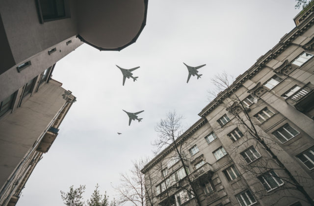 Ukrajinskí piloti napredujú vo výcviku na stíhačkách F-16, inžinieri trénujú aj údery pomocou vysoko presných zbraní