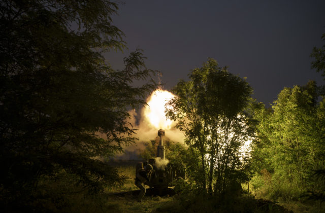 Únia už pre Ukrajinu vyrobila 480-tisíc kusov delostreleckej munície a chce jej vyrábať ešte viac