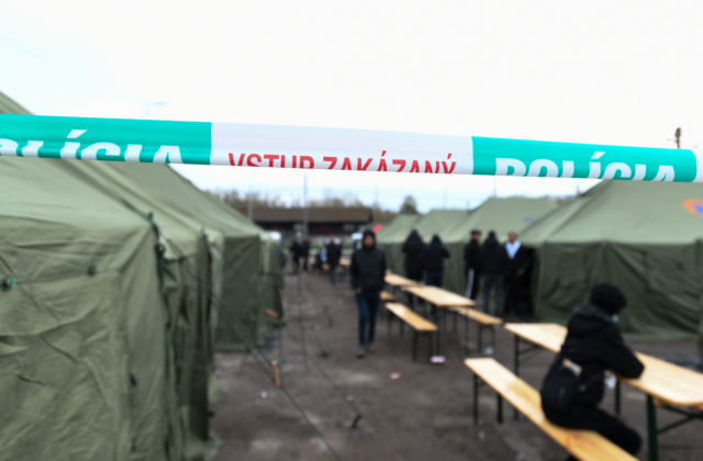 Policajtom pri strážení slovenských hraníc pomáha 350 vojakov (video)