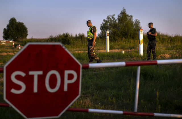 Človek bariéru na litovsko-bieloruskej hranici zrejme nezdolá, vyskúšal to medveď a neuspel