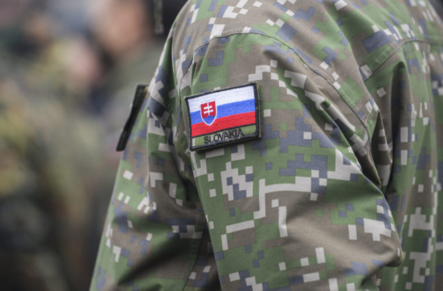 Polovica občanov by sa podieľala v prípade potreby na obrane Slovenska, najmenšiu ochotu vyjadrili voliči Smeru