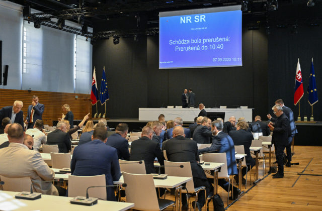 Poslancov čakajú v parlamente tri mimoriadne schôdze, dve sú na žiadosť vlády a Smer chce riešiť migrantov