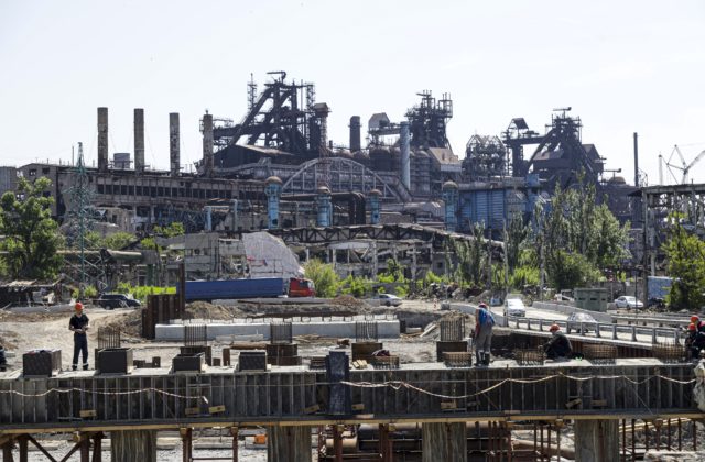 V Mariupoli bolo druhý deň po sebe počuť výbuchy, neskôr sa pridal aj požiar