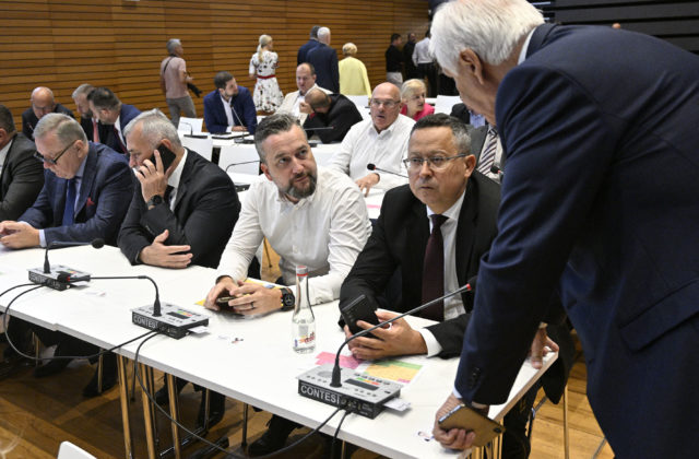 Tri mimoriadne schôdze sa zatiaľ nepodarilo otvoriť, štvrtá bude o dokladoch pre cudzincov