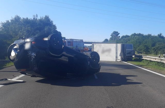 Diaľnica D2 v smere z Bratislavy do Malaciek je uzavretá, zrazilo sa tam osobné auto s prívesom (foto)