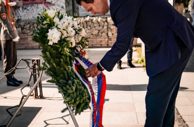 Predseda vlády si uctil obete holokaustu a rasového násilia, podľa neho nenávisť nezmizla a je stále prítomná (foto)