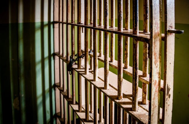 Bývalý vojak obvinený z terorizmu ušiel z väzenia na spodku auta, ktoré slúžilo na rozvoz jedla