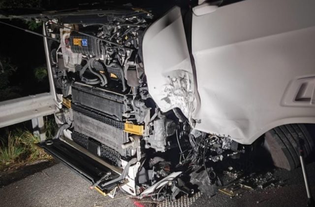 Vodič osobného automobilu prešiel do protismeru, zrážku s kamiónom neprežil (foto)