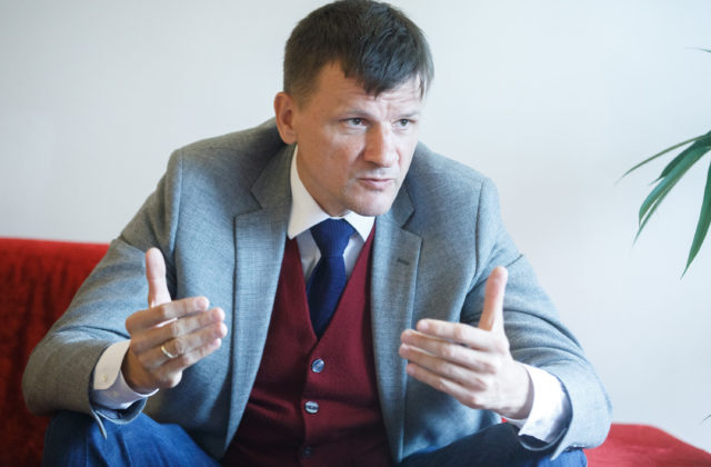 Úspech KDH nemôže byť mixom jarmočného vyrevovania a kreslenia terčov na ľudí z LGBTI komunity, tvrdí Hlina