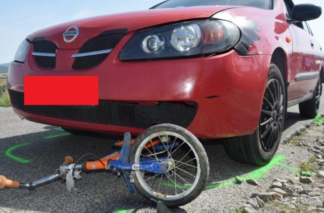 Mladý vodič zrazil dieťa na bicykli, zostalo zakliesnené pod autom