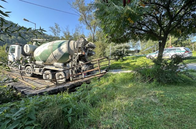V Levoči riešia mimoriadnu situáciu, mostná konštrukcia sa prepadla aj s autom prevážajúcim betón (foto)