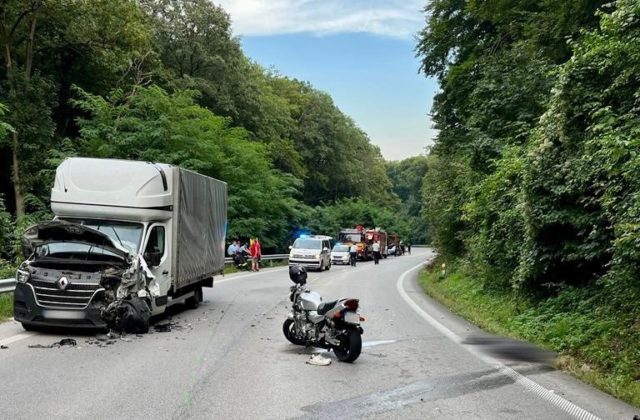 Mladý motorkár nezvládol zákrutu, zrážka s dodávkou ho pripravila o život