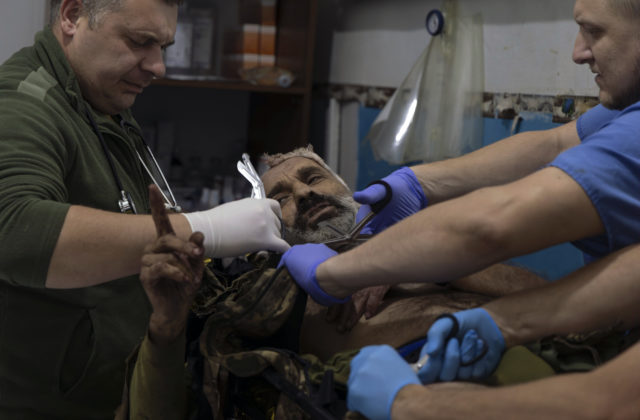 Rusi prišli o ďalšie stovky vojakov, tanky aj delostrelecké systémy, tvrdia Ukrajinci