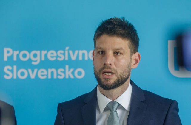 Minister vnútra Šutaj Eštok by mal odstúpiť, myslí si Šimečka. Poháňa ho túžba po pomste, tvrdí šéf progresívcov