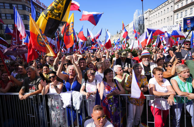 Tisíce Čechov žiadajú odstúpenie vlády, vyčítajú jej vysoké ceny energií i podporu Ukrajine (foto)