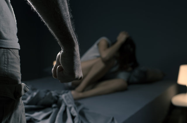 Manželke sa muž denne vyhrážal zabitím a vzal aj sekeru, z domu utekala k susedom