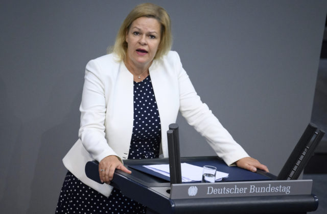 Nemecko, Poľsko a Česko zabezpečí spoločné hliadky na hraniciach kvôli nelegálnej migrácii, oznámila Nancy Faeser