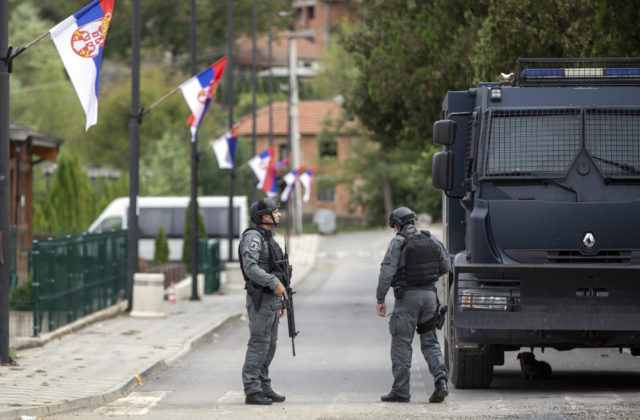 Biely dom varuje pred rozmiestnením srbských vojakov a techniky pri Kosove, vyzýva k ich stiahnutiu
