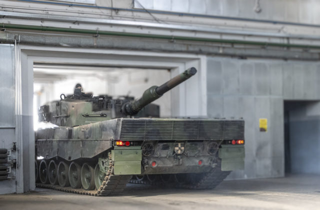 Ukrajina prevzala prvé tanky Leopard 2, ktoré opravili v Poľsku (foto)