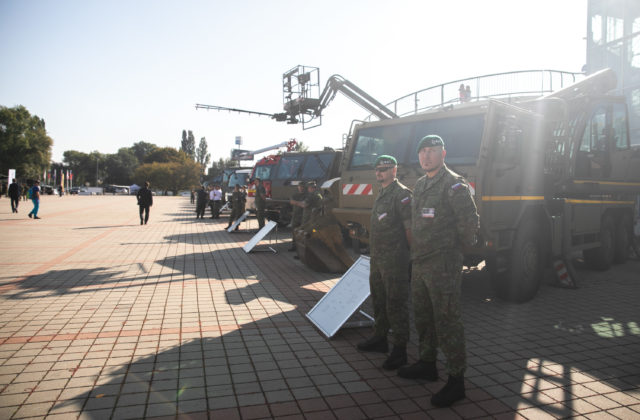 Sklenár s generálom Zmekom otvorili desiaty ročník veľtrhu obrannej a bezpečnostnej techniky IDEB (foto)