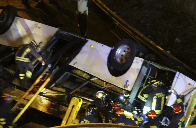 Haváriu autobusu v Benátkach neprežili aj dve deti, z nadjazdu padal niekoľko metrov a začal horieť (video+foto)