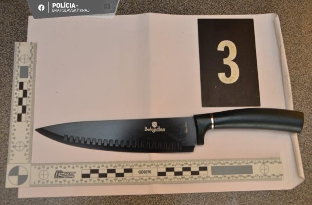 Najprv hádka a vyhrážky, potom bodnutie nožom. Jeden útok sa odohral na ulici, druhý v byte