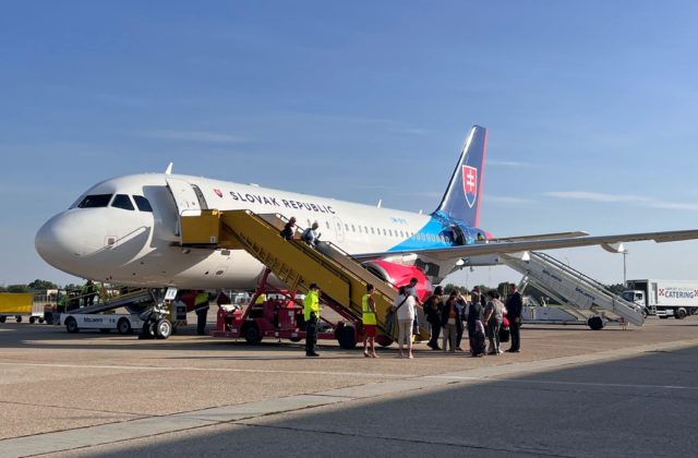 Vládny špeciál so Slovákmi z Izraela pristál v Bratislave (video+foto)