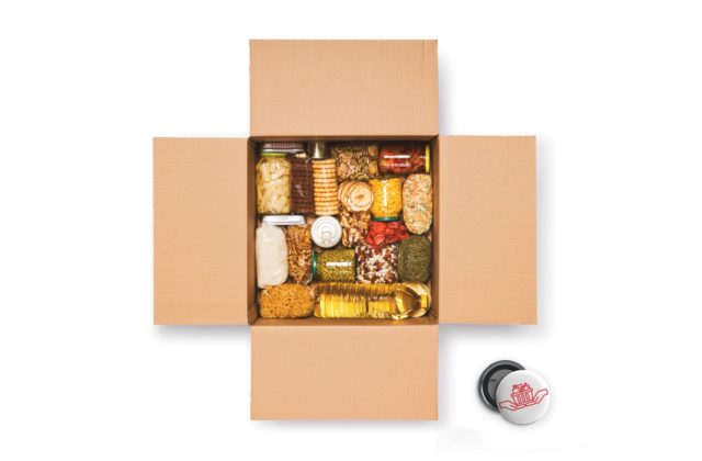 V Kauflande môžu zákazníci pomôcť ľuďom v núdzi darovaním potravín aj kúpou odznaku za jedno euro, zbierka prebieha dva týždne