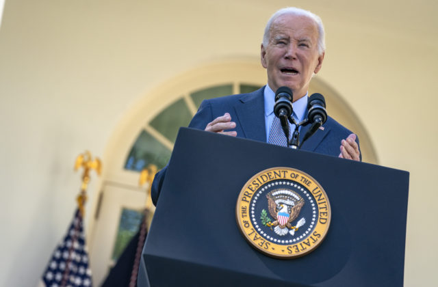 Biden má väčšiu popularitu ako Trump, zaostáva však za zvyšnými republikánmi 