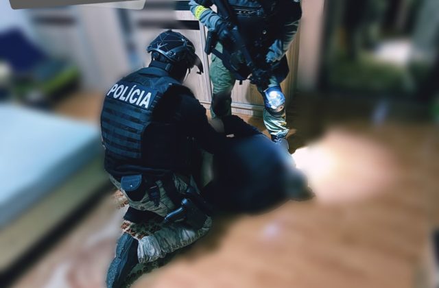 Muž, ktorý v Hontianskych Tesároch strieľal na manželku, skončil vo väzbe